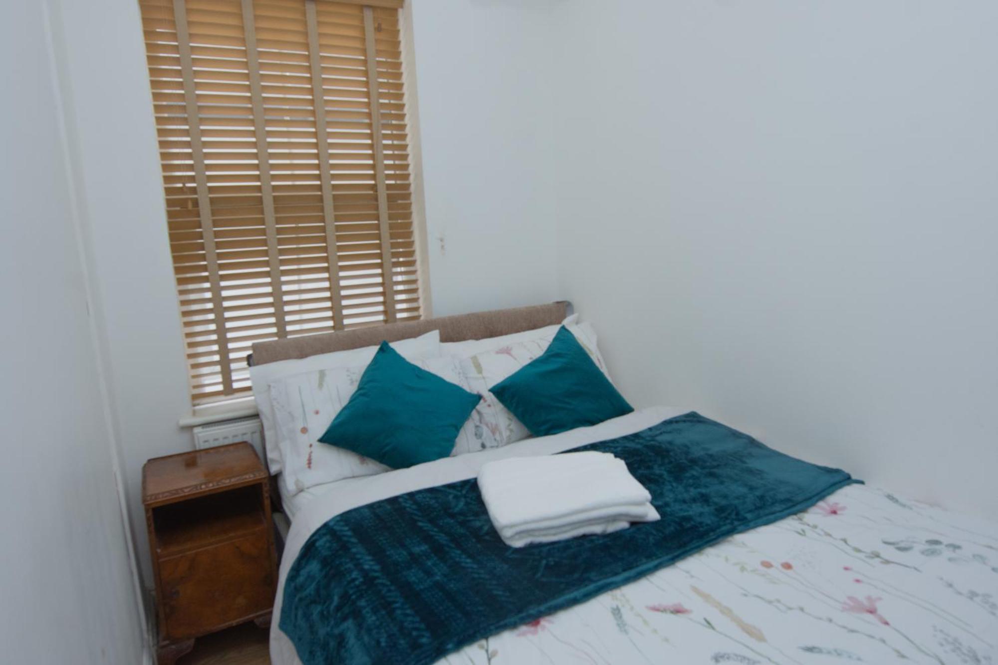 Evergreen Apartments, Flat 3, *