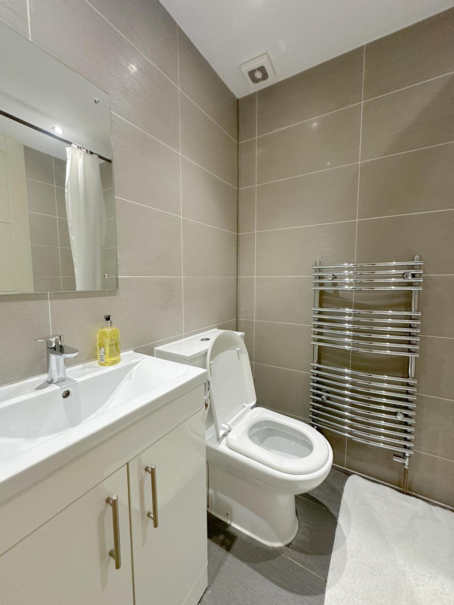 Evergreen Apartments, Flat 3, Apartment London